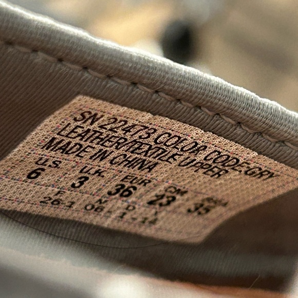 Sketchers Memory Foam Women's Gray Mary Jane Flats Size 6 - Picture 6 of 9